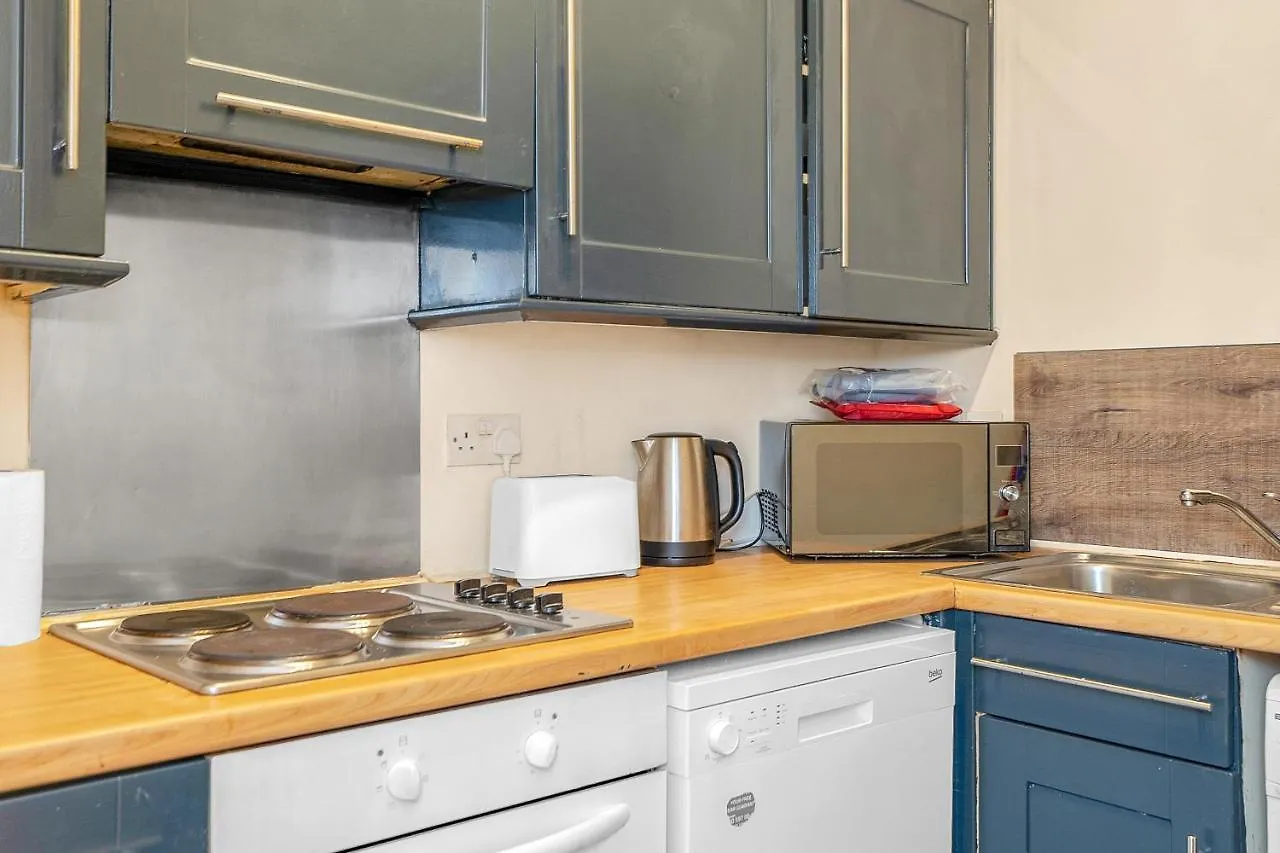 Edinburgh City Centre Jasmine Apartment -Sleeps 7 0*,  United Kingdom